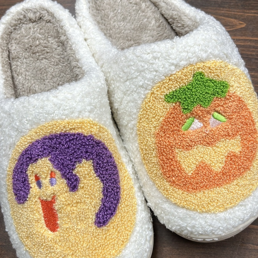 Cozy Halloween Slippers with Pumpkin and Ghost Design & pumpkin socks